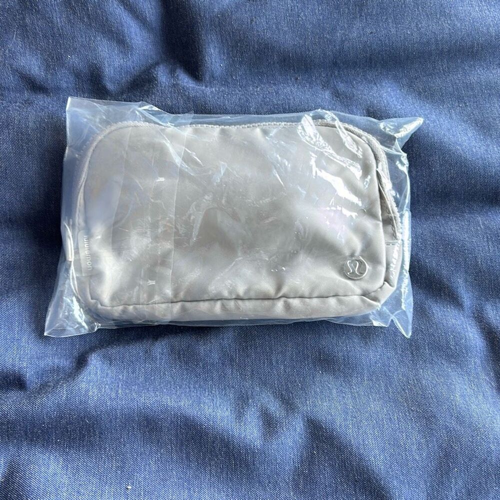 NWT 1L Grey Lululemon Everywhere Belt Bag
